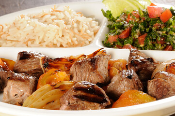 Carne acebolada com arroz e tabule