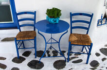 Traditionelle Griechische Blaue Stühle Mit Einem Blauen Kafenion-Tisch Für Eine Entspannte Kaffeepause