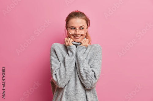Fotomural Half length shot of charming beautiful adult woman in oversized grey sweater smi
