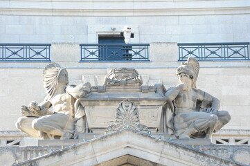 Escultura de el encuentro de los dos mundos.