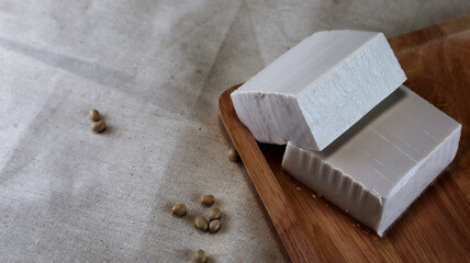 2 pieces of white tofu, soybean seeds