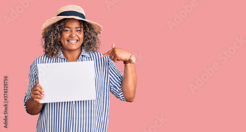 Fotografía Young african american plus size woman holding cardboard banner with blank space