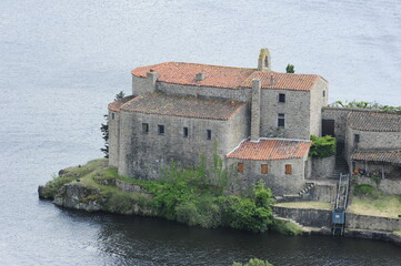 Fortificacion en lago de Roche la Moliere, Francia