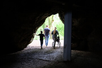 FU 2020-07-05 Kakus 100 Im Eingang einer Höhle sind Menschen