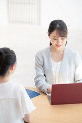 Fototapete - 接客イメージ　女性コンサルタント