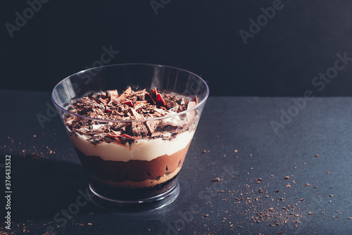 Fotomural Family Pot of Irresistible Layered Billionaires Dessert made from chocolate and caramel mousse layers, chocolate brownie bites and crunchy chocolate honeycomb pieces