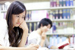 © Paylessimages - 図書室で勉強する女子大学生