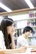 © Paylessimages - 図書室で勉強する大学生