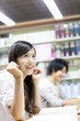 © Paylessimages - 図書室で勉強する女子大学生