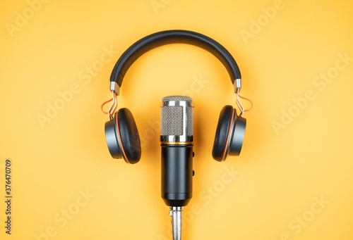 podcasting concept, directly above view of headphones and recording microphone o Tableau sur Toile