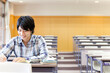 © Paylessimages - 勉強する大学生