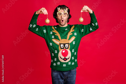 Fotomural Portrait of his he nice attractive amazed astonished stunned cheery guy wear chi