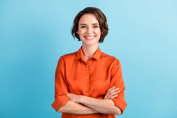 photo of attractive bossy lady bobbed hairdo arms crossed self-confident person worker friendly smil