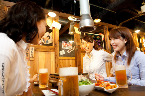 居酒屋で談笑する女性 Stock Photo Adobe Stock