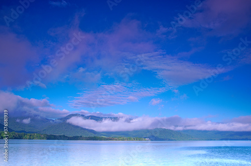 深い青空の下の湖 屈斜路湖 北海道 Scenic Landscape Of Mountain Lake Under Deep Blue Sky Lake Kussharo Hokkaido Japan Stock Photo Adobe Stock