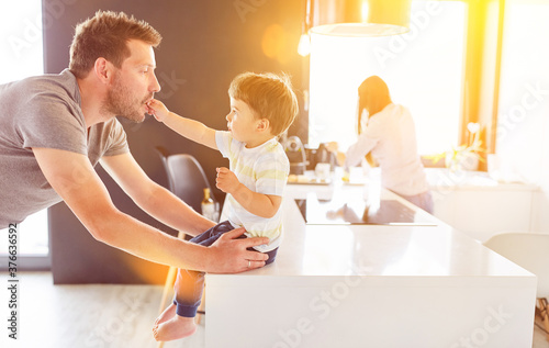 Fotomural Vater spielt mit Kind in Küche zu Hause