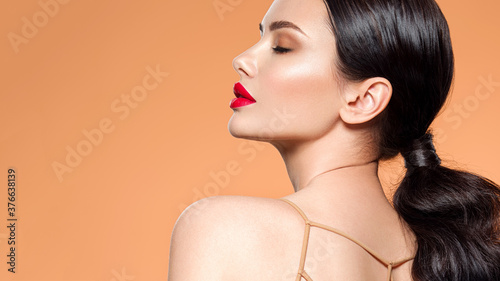 Fotografía Beautiful white girl with a red lipstick on lips