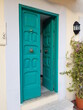 Lazur, błękit drewnianych drzwi, fragment architektury, Italia.