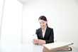 © Paylessimages - スマホを見るＯＬ