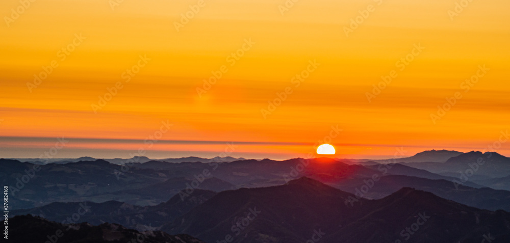Obraz na płótnie Na zdjeciu widzimy spektakularny wschód słońca ze szczytu góry w paśmie górskim w środkowych Włoszech. w salonie