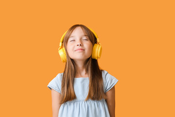 Canvas Print - Little girl listening to music on color background