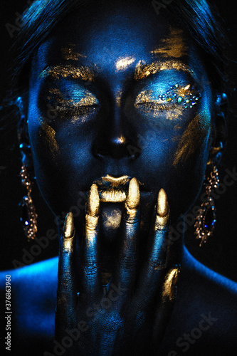 Fotomural Portrait of a beautiful girl with an exquisite fantasy makeup in the style of le