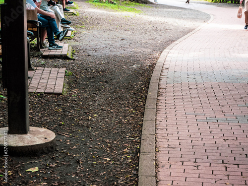 公園のベンチで休憩するカップルたち Foto De Stock Adobe Stock