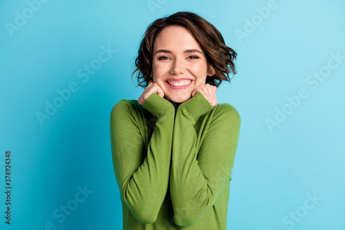 Fotografía Portrait of sweet girl touch hands chin toothy smile appreciate cozy weekend wea