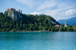Bleder Burg Veldes in Slowenien / Mark Krain über dem türkisen Bleder See umgeben von grünen Bäumen im Sommer