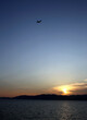 パルマ（マジョルカ、スペイン）の夕空に浮かぶ飛行機