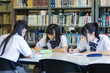 © milatas - 図書室で勉強する女子高生