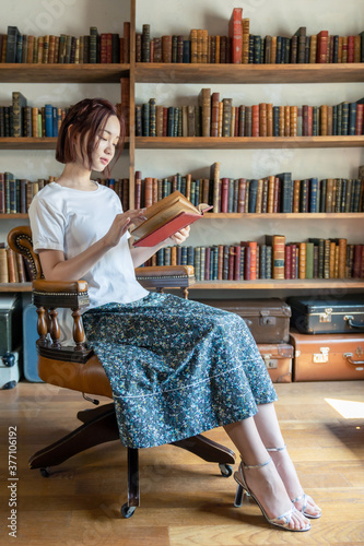 読書イメージ 本を読む女性 Stock 写真 Adobe Stock