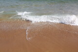 Fototapeta Morze - onde che si infrangono su una spiaggia di sabbia