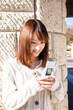 © Paylessimages - 携帯メールを見る女性