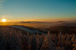 Zimowy zachód słońca w górach