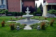 fontanna w ogrodzie kościelnym