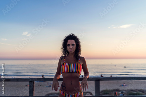 Fotomural Chica guapa posando en balcon de madera al atardecer en Cadiz