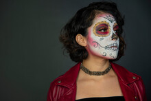 Mujer Joven Latina Mexicana Maquillaje Catrina Calavera Día De Muertos Chaqueta Roja Cabello Corto Aislada Close Up Curiosa Intrigada
