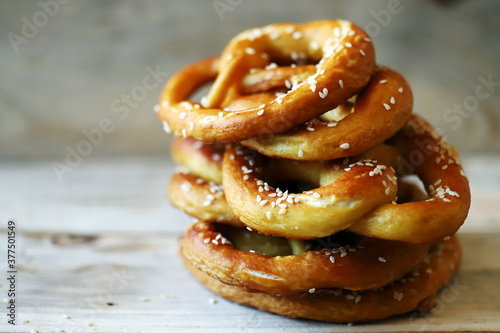 Cuadros en Lienzo Fresh pretzels on a wooden surface. Preparing for Oktoberfest.