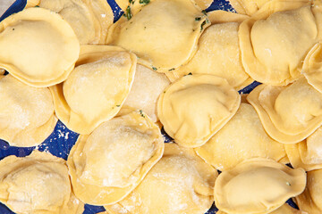 Wall Mural - Raviolis con pasta fresca al huevo.