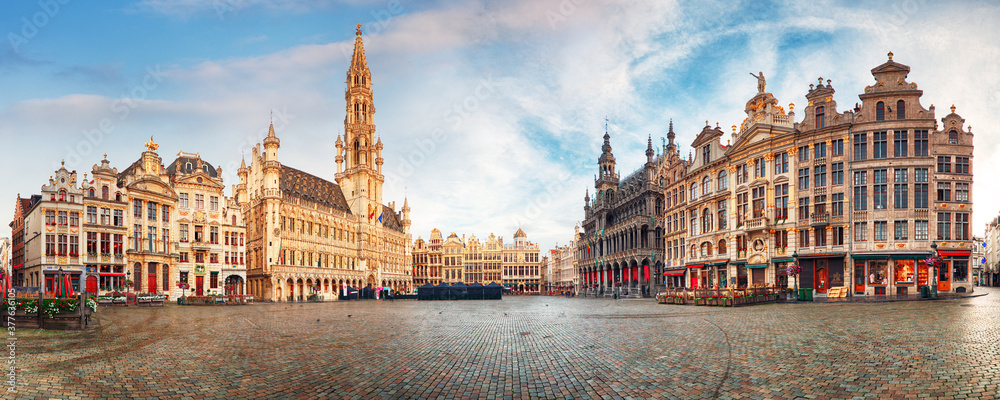 Brussels - panorama of Grand place at sunrise, Belgium - obrazy, fototapety, plakaty 