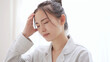 © aijiro - パジャマ姿の若い女性　頭痛