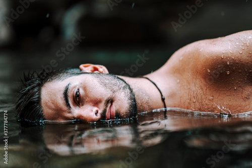 Cuadros en Lienzo Chico joven atractivo bañandose en lago