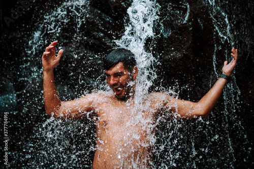 Fotografía Joven atractivo bajo pequeña cascada