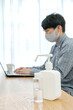 © UTS - パソコンを操作する男性