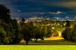 Nocny widok na Oslo, stolicę Norwegii z Carl Kjelsens park
