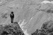 Turysta na pieszej górskiej wycieczce spoglądający przed siebie