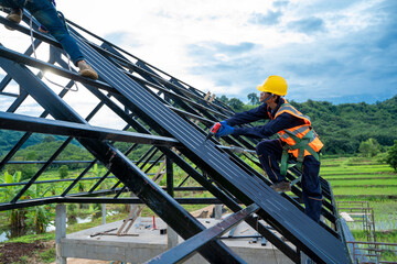 Aufkleber - Roofer worker using drill install new roof on house build,Roofing tools.