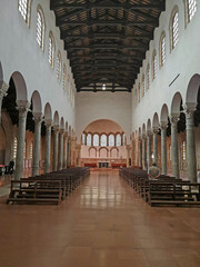 Canvas Print - Italy, Ravenna, the ancient interiors of the  Saint John the Evangelist basilica.