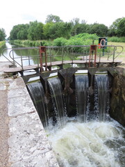 Poster - Ecluse sur le canal du nivernais en Bourgogne